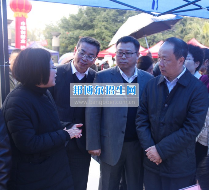 南充師范學?；ㄩ_滿堂盛世春——南充師范歡慶“三八”節