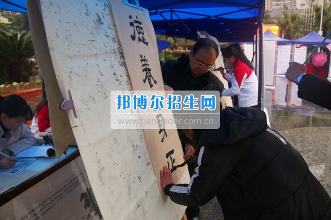 南充師范學?；ㄩ_滿堂盛世春——南充師范歡慶“三八”節