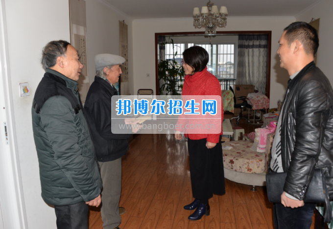 川南幼兒師范高等專科學(xué)校領(lǐng)導(dǎo)帶隊(duì)慰問生活困難教職工、老黨員和老干部