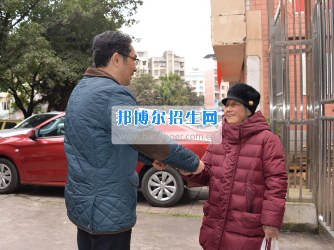 川南幼兒師范高等專科學(xué)校領(lǐng)導(dǎo)帶隊(duì)慰問生活困難教職工、老黨員和老干部