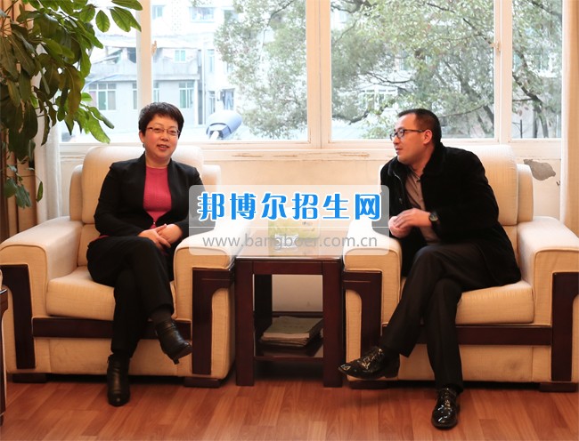 農行峨眉山市支行行長王東一行到四川省技術監督學校拜訪