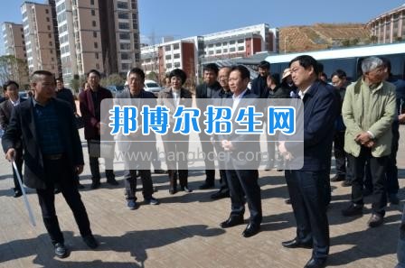 州委、州政府主要領導調研大理衛校整體搬遷建設工作 2月10日下午,州委書記陳堅和州委副書記、州長楊健等領導蒞臨大理衛校(大理護理職業學院)海東新校區,對學校整體搬遷項目建設情況進行實地調研,并在龍山國際會議中心主持召開推進大理衛校(大理護理職業學院)整體搬遷建設專題會議。楊泓濤校長代表學校匯報了學校的工作情況,海開委、州衛計委、州教育局、州財政局、州發改委、州委編辦、州人社局、州審計局等部門領導對大理衛校(大理護理職業學院)整體搬遷建設情況進行了匯報說明。 會上,陳堅書記強調,各主管部門要站在促進全州教育、衛生事業發展的高度,加強協調聯動,幫助解決大理衛校整體搬遷工作推進上的瓶頸問題,以高標準、嚴要求組織驗收和掃尾工作,保證施工安全、建筑安全及搬遷后的校園安全。楊健州長重申了實現整體搬遷的意義,并要求學校要在升格組建大理護理職業學院的同時,保留大理衛校的牌子和教學優勢,不斷提高辦學質量,擴大辦學規模,為全州衛生事業發展輸送更多優質人才。 此次調研和座談會充分體現了州委、州政府對于學校整體搬遷建設的高度重視,也為學校發展指明了方向。學校領導對州委、州政府長期以來對學校的關心和支持致以衷心的感謝,并表示將按照會議的相關要求,抓實各項搬遷準備工作,確保按時完成搬遷辦學。多措并舉做好資金籌措和師資隊伍建設,齊心協力將大理衛校(大理護理職業學院)打造成為一所具有特色的一流高等護理職業院校。