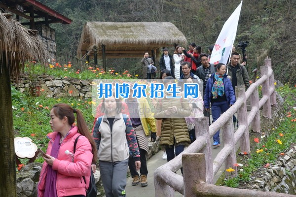 阿壩師范學院工會組織開展慶祝“三八”節登山活動