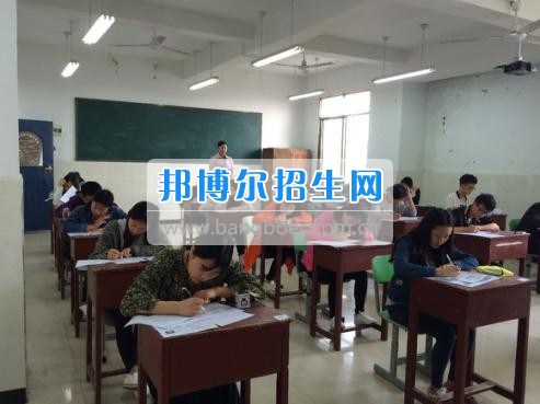 四川三河職業學院五年制轉錄考試工作圓滿結束 4月6日-7日,根據《四川三河職業學院2017年五年制轉錄考核方案》要求,2017年五年制轉錄考試在聯辦學校合江少岷職業技術學校張灣校區舉行,考試由教務處丁小林副處長組織,少岷職校有關領導共同配合開展,考試組織嚴密、紀律正常、圓滿完成了2017年五年制轉錄考試工作。