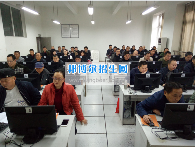 內(nèi)江市鐵路機(jī)械學(xué)校首期“特種設(shè)備、特種作業(yè)人員安全技術(shù)培訓(xùn)班”順利結(jié)業(yè)