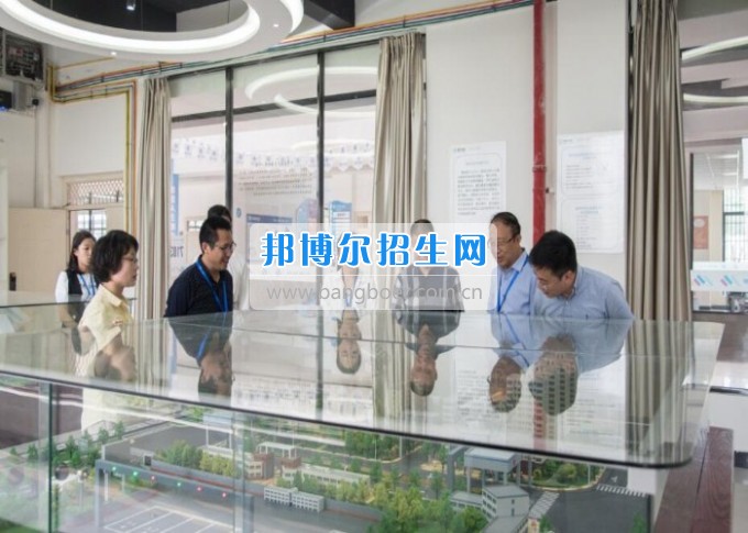 四川省一帶一路促進會會長林忠清一行來四川省經濟管理學校參觀考察，共同商建“一帶一路國際職業教育中心”