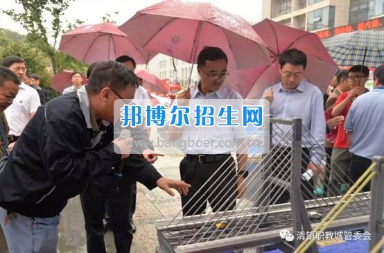 貴州交通職業(yè)技術學院參加全省實施職業(yè)教育精準脫貧行動兩周年成果展示活動并簽訂合作協議