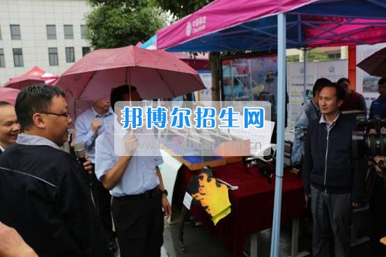 貴州交通職業(yè)技術學院參加全省實施職業(yè)教育精準脫貧行動兩周年成果展示活動并簽訂合作協議