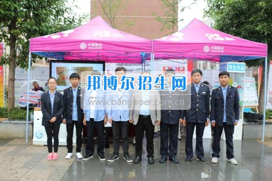 貴州交通職業(yè)技術學院參加全省實施職業(yè)教育精準脫貧行動兩周年成果展示活動并簽訂合作協議