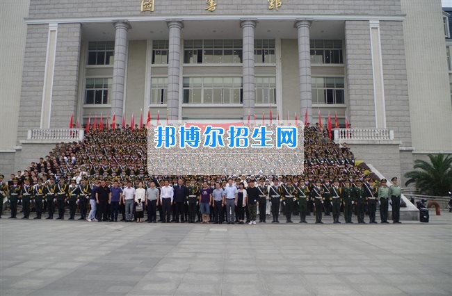 四川管理職業(yè)學(xué)院國旗隊參加四川省高校國旗護(hù)衛(wèi)隊會操交流活動  為慶祝中國人民解放軍建軍90周年，推進(jìn)西南地區(qū)高校國旗文化的發(fā)展，持續(xù)發(fā)揮升旗儀式的教育引導(dǎo)作用，深化愛國主義教育，5月20日，我院國旗隊?wèi)?yīng)邀參加了由四川大學(xué)錦城學(xué)院發(fā)起的會操交流活動。  全省28所高校的國旗護(hù)衛(wèi)隊，近千名國旗手齊聚一堂。在莊嚴(yán)的升旗儀式后，活動進(jìn)入會操展示環(huán)節(jié)。我院國旗隊邁著整齊劃一的步伐走過主席臺，展示出了優(yōu)秀的訓(xùn)練水平和昂揚的精神風(fēng)貌。當(dāng)天下午，在四川大學(xué)錦城學(xué)院大禮堂舉行了“以我火紅青春、譜寫國旗禮贊”大學(xué)生升旗手文藝匯演。我院代表隊以優(yōu)雅的舞姿展現(xiàn)了大學(xué)生青春的風(fēng)采。表達(dá)了對祖國與學(xué)院的炙熱情感和嚴(yán)于律己的學(xué)習(xí)態(tài)度。  此次會操交流活動，加強了省內(nèi)各高校國旗護(hù)衛(wèi)隊間的聯(lián)系，弘揚了愛國、愛旗、護(hù)旗的精神，獲得了寶貴的經(jīng)驗，明確了努力的方向。我院國旗隊的隊員們紛紛表示：要肩負(fù)起捍衛(wèi)國旗尊嚴(yán)、宣傳國旗文化的神圣使命!