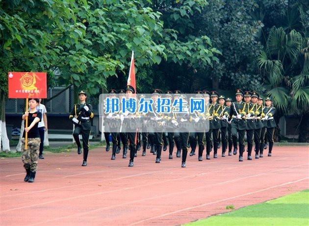 四川管理職業(yè)學(xué)院國旗隊參加四川省高校國旗護(hù)衛(wèi)隊會操交流活動  為慶祝中國人民解放軍建軍90周年，推進(jìn)西南地區(qū)高校國旗文化的發(fā)展，持續(xù)發(fā)揮升旗儀式的教育引導(dǎo)作用，深化愛國主義教育，5月20日，我院國旗隊?wèi)?yīng)邀參加了由四川大學(xué)錦城學(xué)院發(fā)起的會操交流活動。  全省28所高校的國旗護(hù)衛(wèi)隊，近千名國旗手齊聚一堂。在莊嚴(yán)的升旗儀式后，活動進(jìn)入會操展示環(huán)節(jié)。我院國旗隊邁著整齊劃一的步伐走過主席臺，展示出了優(yōu)秀的訓(xùn)練水平和昂揚的精神風(fēng)貌。當(dāng)天下午，在四川大學(xué)錦城學(xué)院大禮堂舉行了“以我火紅青春、譜寫國旗禮贊”大學(xué)生升旗手文藝匯演。我院代表隊以優(yōu)雅的舞姿展現(xiàn)了大學(xué)生青春的風(fēng)采。表達(dá)了對祖國與學(xué)院的炙熱情感和嚴(yán)于律己的學(xué)習(xí)態(tài)度。  此次會操交流活動，加強了省內(nèi)各高校國旗護(hù)衛(wèi)隊間的聯(lián)系，弘揚了愛國、愛旗、護(hù)旗的精神，獲得了寶貴的經(jīng)驗，明確了努力的方向。我院國旗隊的隊員們紛紛表示：要肩負(fù)起捍衛(wèi)國旗尊嚴(yán)、宣傳國旗文化的神圣使命!