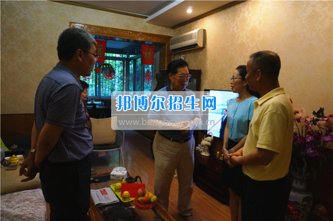 成都中醫藥大學領導走訪慰問老黨員、困難黨員和群眾代表
