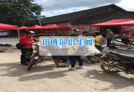 貴州大學(xué)科技學(xué)院暑期社會實踐服務(wù)團(tuán)好花紅分隊深入九門村、金田村、好花紅村開展禁毒防艾宣傳