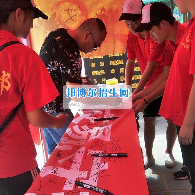貴州大學(xué)科技學(xué)院暑期社會實踐服務(wù)團(tuán)好花紅分隊深入九門村、金田村、好花紅村開展禁毒防艾宣傳