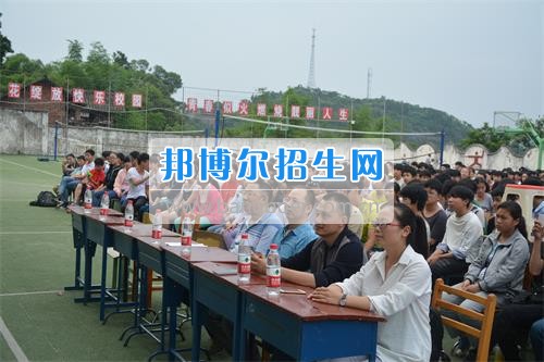 　　我校隆重舉行2017年預備班學生“各展所長，揚帆起航”文藝匯演  　　為了豐富同學們的課余生活，提高同學們的文藝素養，增強班級間的凝聚力和親和力。6月2日晚，我校在球類運動場舉辦了預備班“各展所長，揚帆起航”學生文藝匯演，全體預備班學生和職高部學生共800多名以及20多名教職工觀看了演出。  　　此次文藝匯演的節目內容形式多樣、內容豐富，激情的開場舞——《GOODBOY》中拉開了帷幕，伴隨著一陣陣掌聲，歌舞、小品、朗誦、相聲等精心準備的22個精彩的節目為觀眾呈現了一道豐富的視聽盛宴，最后全體師生齊唱的《難忘今宵》把本場文藝匯演推向了高潮，掌聲和歡呼聲此起彼伏，臺上臺下成了一片激情四溢的海洋，本場文藝匯演畫上了圓滿的句號。  　　此次文藝匯演演出的成功舉辦，充分彰顯了我校預備班學生的個性，讓預備班學生充分感受到育才職高的魅力。