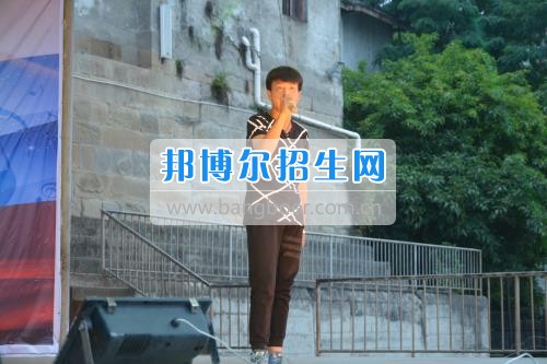 　　我校隆重舉行2017年預備班學生“各展所長，揚帆起航”文藝匯演  　　為了豐富同學們的課余生活，提高同學們的文藝素養，增強班級間的凝聚力和親和力。6月2日晚，我校在球類運動場舉辦了預備班“各展所長，揚帆起航”學生文藝匯演，全體預備班學生和職高部學生共800多名以及20多名教職工觀看了演出。  　　此次文藝匯演的節目內容形式多樣、內容豐富，激情的開場舞——《GOODBOY》中拉開了帷幕，伴隨著一陣陣掌聲，歌舞、小品、朗誦、相聲等精心準備的22個精彩的節目為觀眾呈現了一道豐富的視聽盛宴，最后全體師生齊唱的《難忘今宵》把本場文藝匯演推向了高潮，掌聲和歡呼聲此起彼伏，臺上臺下成了一片激情四溢的海洋，本場文藝匯演畫上了圓滿的句號。  　　此次文藝匯演演出的成功舉辦，充分彰顯了我校預備班學生的個性，讓預備班學生充分感受到育才職高的魅力。