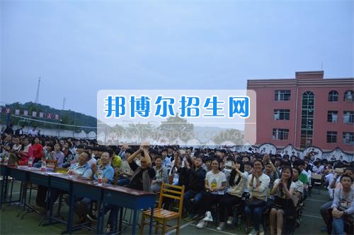 　　我校隆重舉行2017年預備班學生“各展所長，揚帆起航”文藝匯演  　　為了豐富同學們的課余生活，提高同學們的文藝素養，增強班級間的凝聚力和親和力。6月2日晚，我校在球類運動場舉辦了預備班“各展所長，揚帆起航”學生文藝匯演，全體預備班學生和職高部學生共800多名以及20多名教職工觀看了演出。  　　此次文藝匯演的節目內容形式多樣、內容豐富，激情的開場舞——《GOODBOY》中拉開了帷幕，伴隨著一陣陣掌聲，歌舞、小品、朗誦、相聲等精心準備的22個精彩的節目為觀眾呈現了一道豐富的視聽盛宴，最后全體師生齊唱的《難忘今宵》把本場文藝匯演推向了高潮，掌聲和歡呼聲此起彼伏，臺上臺下成了一片激情四溢的海洋，本場文藝匯演畫上了圓滿的句號。  　　此次文藝匯演演出的成功舉辦，充分彰顯了我校預備班學生的個性，讓預備班學生充分感受到育才職高的魅力。