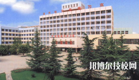 知道一所學(xué)校的名字，但是最基本的學(xué)校簡(jiǎn)介是必須了解的，選學(xué)校不能初心，畢竟是關(guān)系到自己的將來(lái)。以下是小編整理的蘭州電力學(xué)校介紹。  蘭州電力學(xué)校層次：中專(zhuān)  蘭州電力學(xué)校性質(zhì)：公辦  蘭州電力學(xué)校地址：蘭州市安寧區(qū)萬(wàn)新北路  蘭州電力學(xué)校介紹 蘭州電力學(xué)校坐落于蘭州安寧區(qū)，環(huán)境優(yōu)美，教學(xué)設(shè)施齊全。蘭州電力學(xué)校、甘肅電業(yè)職工中等專(zhuān)業(yè)學(xué)校、甘肅電力繼續(xù)教育中心三塊牌子，一套機(jī)構(gòu)，分署辦公，甘肅電力黨校掛靠在學(xué)校。  十幾年來(lái)，蘭州電力學(xué)校先后招收國(guó)家任務(wù)生、社會(huì)委培生、市場(chǎng)調(diào)節(jié)生等類(lèi)學(xué)生，為社會(huì)和系統(tǒng)培養(yǎng)畢業(yè)生3104名，為甘肅電力系統(tǒng)和農(nóng)電系統(tǒng)培訓(xùn)學(xué)員近16000人。 經(jīng)過(guò)十幾年、尤其是90年代中后期的迅速發(fā)展，學(xué)校已經(jīng)成為甘肅省中專(zhuān)學(xué)校的佼佼者，建有一座中型實(shí)習(xí)工廠(chǎng)，有計(jì)算機(jī)多媒體教室、電子閱覽室等18個(gè)實(shí)驗(yàn)室和校園計(jì)算機(jī)網(wǎng)絡(luò)。學(xué)校曾經(jīng)和現(xiàn)設(shè)置的專(zhuān)業(yè)有發(fā)電廠(chǎng)及電力系統(tǒng)、電廠(chǎng)熱能動(dòng)力設(shè)備、電廠(chǎng)化學(xué)、建筑工程估價(jià)、用電管理、計(jì)算機(jī)應(yīng)用、財(cái)務(wù)會(huì)計(jì)、城鎮(zhèn)供用電、農(nóng)村供用電、制冷與空調(diào)安裝、電力營(yíng)銷(xiāo)、電氣技術(shù)、電子電器、輸配電線(xiàn)路施工檢修與運(yùn)行、水利水電工程技術(shù)、文化藝術(shù)等近二十個(gè)專(zhuān)業(yè)。學(xué)制有大中專(zhuān)二年半、在職中專(zhuān)三年、普通中專(zhuān)四年和