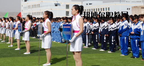 升學都是選拔性的考試，所以對同學們都有分數(shù)要求是很正常的，而初中升學又分為高中和普通中職學校，而這兩個之間的錄取都是不一樣的，在分數(shù)上面的要求區(qū)別比較大，那么，白銀工業(yè)學校招生錄取分數(shù)線是多少呢?接下來就為同學們整理一下。  白銀工業(yè)學校錄取分數(shù)線 白銀市普高錄取分數(shù)線：460分  白銀工業(yè)學校拓展閱讀 學校擁有一支學歷層次高、專業(yè)水平強、敬業(yè)愛崗、專兼結(jié)合、充滿活力的高素質(zhì)教師隊伍，學校現(xiàn)有專兼結(jié)合的教師近200人。其中，研究生學歷11人，本科學歷89人，學歷合格率達92%以上;有高級職稱25人，中級職稱76人;基礎(chǔ)課教師48人，專業(yè)課教師67人，實習指導教師33人，雙師型教師占16人。教師的學歷、職稱結(jié)構(gòu)合理，完全能滿足學校的教學、實習實訓需要。  學校擁有十一個專業(yè)實訓室。即電子電工實訓室、建筑材料實訓室、機電一體化實訓室、電焊實訓室、電器維修實訓室、電鋼琴實驗實訓室、金工實訓室、模具數(shù)控實訓室、CID制圖室、中高級電工考核室、銑工實訓室。擁有四大實驗室，即化工實驗室、物理實驗室、財會模擬實驗室、語音實驗室。擁有六個微機室，多媒體教室、電教室等現(xiàn)代化教學設(shè)施。并建成校園網(wǎng)及遠程教育網(wǎng)。學校將于5月份開工興建的實訓樓建成后，將進一步改善實訓條件。學校分南北兩個校區(qū)，占地面積500余畝，校舍建筑面積66000平方米。  上文，就是小編為同學們整理的關(guān)于白銀工業(yè)學校所在地的普高錄取分數(shù)線，同學們可以通過這個分數(shù)線來分析自己現(xiàn)在的一個成績，能夠上高中的話及盡量的上高中。