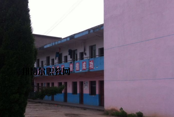不同的同學(xué)對于學(xué)校宿舍的要求也是不一樣的。有的同學(xué)認(rèn)為學(xué)校宿舍休息的條件就可以了，而有的同學(xué)則希望學(xué)校宿舍還有可以學(xué)習(xí)的條件，這樣自己以后如果有沒有完成的學(xué)習(xí)任務(wù)還可以在宿舍繼續(xù)完成。當(dāng)學(xué)校的宿舍條件滿足同學(xué)們的預(yù)期的時候，這所學(xué)校被選擇的幾率也會大大提高。  上饒中等職業(yè)學(xué)校宿舍條件 學(xué)校宿舍寬敞明亮，配有衛(wèi)生間、空調(diào)、書桌、柜子、熱水等等設(shè)施，條件較好。  上饒中等職業(yè)學(xué)校辦學(xué)條件 1、學(xué)校坐落在上饒市近郊皂頭鎮(zhèn)，擁有自建的獨立校園，校區(qū)占地面積60余畝，建筑面積24100平方米，環(huán)境幽雅，交通便利，各類設(shè)施齊全，公寓式宿舍并配有空調(diào)，是莘莘學(xué)子理想的求學(xué)深造之地。  2、教學(xué)儀器設(shè)備總值380多萬，圖書2萬余冊，現(xiàn)代教育教學(xué)設(shè)施完備，建有計算機房、語音室、形體房、電子實訓(xùn)室、多媒體教室、大禮堂、電子閱覽室、琴房和教育實習(xí)基地等各類教學(xué)場所。  3、現(xiàn)有全日制教學(xué)班級15多個，在校學(xué)生600多人。  上饒中等職業(yè)學(xué)校獲得成就 學(xué)校辦學(xué)十五年來，先后培養(yǎng)了八千多名合格的畢業(yè)生，從我校走出的畢業(yè)生一大批都已成為企業(yè)的技術(shù)骨干和管理人員，學(xué)校先后被省教育廳授予“江西省示范中等職業(yè)學(xué)校”“江西省中等職業(yè)學(xué)校先進單位”上饒市政府授予“全市先進學(xué)校”上饒市教育局授予“上饒市重點職業(yè)學(xué)校”等榮譽稱號。  小編總結(jié) 我們可以看到學(xué)校的宿舍寬敞明亮，配有衛(wèi)生間、空調(diào)、書桌、柜子、熱水等等設(shè)施，條件較好，無論同學(xué)們是在寢室學(xué)習(xí)還是休息都是很方便的。看過上饒中等職業(yè)學(xué)校的宿舍條件以后，小伙伴們覺得學(xué)校的宿舍怎么樣呢?