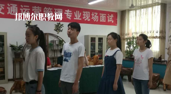 問：蘭州紅古區(qū)職教中心怎么樣、好不好?  答：紅古區(qū)職業(yè)教育中心是一所以培養(yǎng)實用技術(shù)人才為特點的公辦學(xué)校，地處蘭州市紅古區(qū)政府所在地海石灣。中心始終堅持以服務(wù)為宗旨，以就業(yè)為導(dǎo)向的辦學(xué)方針，面向市場開辦專業(yè)。學(xué)校擁有設(shè)施先進、配備精良的汽修、鉗工、電子、鋼琴、舞蹈、美術(shù)、計算機等實訓(xùn)室。近年來學(xué)校教育教學(xué)質(zhì)量穩(wěn)步提高,連續(xù)三年獲得蘭州市中職學(xué)校教育教學(xué)質(zhì)暈優(yōu)秀獎。  蘭州紅古區(qū)職教中心升學(xué) 我校分別與蘭州職業(yè)技術(shù)學(xué)院、白銀礦治職業(yè)技術(shù)學(xué)院、甘肅林業(yè)職業(yè)技術(shù)學(xué)院、平?jīng)雎殬I(yè)技術(shù)學(xué)院、甘肅畜牧工程職業(yè)技術(shù)學(xué)院簽訂了中高職一體化聯(lián)合辦學(xué)協(xié)議，學(xué)生在校學(xué)習(xí)兩年，參加高校轉(zhuǎn)段測試，成績合格升入聯(lián)辦高校學(xué)習(xí)三年，畢業(yè)后發(fā)放國家承認(統(tǒng)招)的畢業(yè)證書。  蘭州紅古區(qū)職教中心設(shè)施 設(shè)有計算機實訓(xùn)室3個，共計計算機百余臺，開通了校園網(wǎng)、電信光纖接入互聯(lián)網(wǎng)，并建成了獨立域名的校園網(wǎng)站。學(xué)習(xí)有普通機床車間、數(shù)控實訓(xùn)室、車工實訓(xùn)室、電子電工實訓(xùn)室、家電整機實訓(xùn)室、器材室，兩個面積130平方米的舞蹈實訓(xùn)室和兩個美術(shù)創(chuàng)作室。  蘭州紅古區(qū)職教中心拓展閱讀 為了使職業(yè)教育穩(wěn)步發(fā)展，學(xué)校實行了“校校合作”、“校企合作”、“工學(xué)結(jié)合”的辦學(xué)模式，在經(jīng)濟發(fā)達地區(qū)全力打造就業(yè)實習(xí)基地，安排畢業(yè)生在上海、南京、安徽、蘇州等地區(qū)就業(yè)。為了培養(yǎng)學(xué)生的就業(yè)能力，開展了學(xué)生以社會實踐為主，旨在增強學(xué)生提前了解企業(yè)生產(chǎn)、管理、工作強度等為內(nèi)容的“工學(xué)結(jié)合”活動，收到了良好的效果。“工學(xué)結(jié)合”實踐活動解決了困難家庭學(xué)生上學(xué)難的問題。  在學(xué)校的時光是很有限的，你要懂得珍惜。不僅僅在學(xué)業(yè)上有所提升，也要不斷的提升個人的魅力，社會是一個需要有能力有遠見人才的體系，如果你有目標和理想，也會更加的有學(xué)習(xí)的動力，對企業(yè)來說，有主見的人才更受人歡迎。