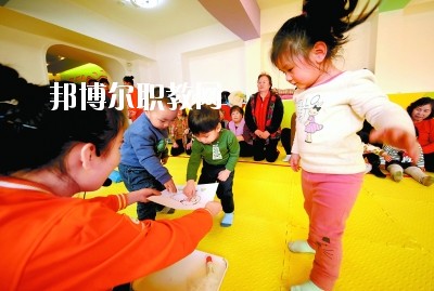 隨著二胎政策的放寬，我國新生兒的數量明顯增多，這也說明，在未來的很長一段時間里，幼師都是一個非常受歡迎的行業，而四川是座發展迅速，有深厚文化底蘊的城市，自然是受到很多同學喜愛，近日，就會問小編關于四川讀幼師學校好不好?那接下來，小編就給大家介紹一下四川幼師學校，如果你有更多疑問，歡迎點擊右側的咨詢欄與我們交流。  四川讀幼師的就業前景 就業容易，畢業學生不愁“嫁”盡管當前就業形勢嚴峻，各地大學生就業難度大，但許多城市的學前教育專業畢業生并未受影響，反而逆勢上漲，待遇也比往年有所提高。近年來，由于幼兒園發展的需要，很多單位幼兒教師奇缺，連男老師也變得搶手起來。學前、初教專業畢業生不愁“嫁”，甚至有很多幼教機構到學校預約、搶簽畢業生，幼教人才受歡迎程度可見一斑。  四川讀幼師的優勢 幼教項目的穩定性強，不受市場沖擊，打造終身產業?，F階段，無論是從國家教育改革發展的全局出發，還是從目前有關民辦學前教育的法律法規政策等方面來看，民辦學前教育發展潛力都十分巨大。其次，成就子女未來。選擇了幼教工作，可以讓我們更懂得如何教育子女，對自己未來孩子接收良好的家庭教育有著十分重要的促進作用。女性投身幼教行業后，長期接受最先進的幼教理念和適合中國幼兒的各類課程，繼而在對自己子女的教育觀念和方法上也會更科學，為孩子今后的發展奠定更好的基礎。  德陽科貿職業學院幼師升學班學前教育專業介紹 本專業順應國家“幼有所育”學前教育決策和學前教育專業人才極度短缺的社會需求而設，是一個綜合性較強的專業，涵蓋0-6歲兒童的教育，作為人生起點教育的學前教育專業對人的一生的發展和教育起著重要的奠基作用。本專業緊密對接各級各類幼兒園和早期教育機構等實施合作辦學、合作育人，強化“四能”特長(彈唱、舞蹈、美術、游戲)、“五會”素養(保育、保健、教育、溝通、管理)，致力于培養新時代“有愛心、有耐心、有恒心、有責任心”的學前教育人才。  培養目標：本專業培養以立德樹人為己任，具有良好的職業道德、專業素養、協作精神、溝通能力和創新意識，擁有先進的幼兒教育理念，具有較扎實的學前教育的專業知識與專業技能，具備較強的幼兒保教能力，從事幼兒園教育教學、保育保健工作的高素質應用型人才。  核心課程：學前教育學、學前兒童心理學、幼兒游戲理論與實踐、幼兒行為觀察、幼兒園五大領域教育、學前衛生學、聲樂、鋼琴、舞蹈、美術、幼兒歌曲彈唱、幼兒舞蹈創編、幼兒園班級管理、幼兒手工、家庭教育等。  職業前景：習近平總書記在“黨的十九大”上指出：“增進民生福祉是發展的根本目的。必須多謀民生之利、多解民生之憂，在發展中補齊民生短板、促進社會公平正義，在幼有所育、學有所教上不斷取得新進展。”  2019年教育部《2018年全國教育事業發展統計公報》顯示，2018年全國共有幼兒園26.67萬所，比上年增加1.17萬所，增長4.60%; 在園幼兒4656.42萬人，比上年增加56.28萬人;學前教育毛入園率達到81.7%，比上年提高2.1%，且0-6歲兒童超過1億，幼兒園專任教師258.14萬人。按照國家對學前教育師幼比(1:5)的規定，幼兒園專任教師的缺口高達673萬多。學前教育專業人才就業前景非常廣闊。  就業崗位：幼兒園教師、幼兒保育員、幼兒保健教師、早期教育教師。  獲取資格證書：幼兒園教師資格證、普通話水平證書(二甲及以上)  專業實訓室：幼兒保育實訓室、幼兒衛生保健實訓室、仿真幼兒園、幼兒手工制作實訓室、幼兒美術實訓室、聲樂實訓室、形體舞蹈實訓室、鋼琴實訓室、游戲與感統實訓室、繪本實訓室、蒙臺梭利教育實訓室、奧爾夫音樂實訓室等。  專業實踐基地：廣漢市第三幼兒園、廣漢市雒城鎮第四幼兒園、廣漢市西外中心幼兒園、德陽市旌南幼兒園、德陽市黃河東路幼兒園、四川師范大學實驗幼兒園、四川師范大學附屬啟夏幼兒園、成都市武侯區福錦幼兒園、崇州市虹橋歡樂谷幼兒園、岳池知恩行幼兒園、西充縣青葵幼兒園等。  上面關于四川讀幼師學校好不好?小編介紹了，小編覺得不管是讀什么學校都是要從多方面來考慮的，要看行業的發展前景怎么樣，還要看這個專業到底適不適合自己，就好像幼師學校，一定要學好小孩子才可以去讀，因為這個專業將來出來不管做什么工作，都是要和小朋友待在一起的。如有更多問題，歡迎咨詢邦博爾網。