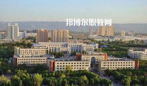 新疆石河子衛生學校2021年有哪些專業?我們知道同學們在選擇專業的時候實際上專業比學校更重要，對于同學們來說在選擇專業的時候是需要慎重的。  新疆石河子衛生學校專業設置 學校設有：護理學、藥劑學、檢驗學三大專業。其中護理學：有中專和大專兩種，大專為石河子大學在該校委培專業，頒發石河子大學的畢業證書。  新疆石河子衛生學校學校優勢 學校地址位于石河子市中心位置，旁邊為石河子市人民醫院(農八師石河子市人民醫院)也是石河子的120急救中心。步行至石河子市游憩廣場只需要10分鐘，學校地理位置屬于石河子市市中心。交通發達。  學習優勢：每門課程都有專業的老師帶教，在每個假期，都將組織學生參與臨床見習，增加學生的臨床經驗。  其他優勢：每一位在校生，都可以申請國家貧困助學金，國家撥款，每人每年1500元，均發至學生手上，解決了學生的基本溫飽問題，為貧困學生創造了學習條件。  另：南疆三地州學生、農村籍學生、貧困生(非城市、城鎮戶口)可以申請減免學費，每人每年減免2000元，即只需繳納400元，即可上學，完成貧困學生學習的心愿。學生可以使用半價火車票往返，每年4次。  新疆石河子衛生學校學校榮譽 學校以治校嚴謹，講求質量，辦學成績斐然而著稱。多年來被石河子市評為“精神文明先進單位”、“民族團結先進單位”、“衛生綠化先進單位”、“綜合治理先進單位”、“招生先進集體”，“德育教育先進學校”。 2000年通過兵團《中等醫學主要專業設置》評估;2003年通過兵團《中等職業學校合格評估》;2002年被國家教育部首批確定為“全國護理專業示范點學校”;2003年教育部評估為“全國重點中等職業學校”;2004年教育部確定為全國“護理專業領域技能型人才培養培訓基地”，同時，被國家教育部列為“全國衛生職業教學模式研究課題組學校”、“面向二十一世紀全國衛生職業學校系列教改教材編輯委員會”學校. 2005年4月，參加“全國護理教學改革成果展示賽”榮獲團體“二等獎”和“組織獎”。2005年12月被教育教育部評為“全國護理教學改革先進學校”。  小編為同學們整理好了學校的招生專業，同學們可以仔細的看看，對于同學們自己來說選擇一個適合自己的專業是非常重要的事情的哦，這樣才能保證后期的就業的哦。
